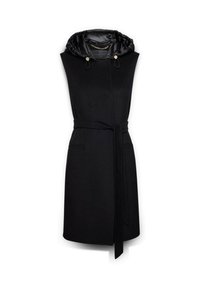 Ärmelloser schwarzer Mantel mit Gürtel und einer glänzenden, gepolsterten Kapuze mit verstellbaren Kordeln, zwei vorderen schrägen Taschen und geradem Saum.