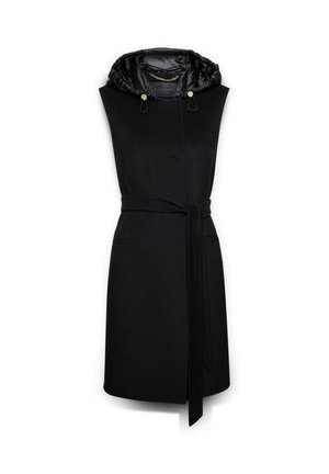 Bezrukávový černý kabát s páskem a lesklou polstrovanou kapucí, která má nastavitelné šňůrky, dvě přední kapsy s rozparkem a rovný lem.