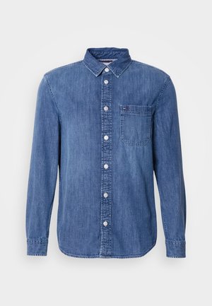 Camicia di denim blu con chiusura a bottoni sul davanti, maniche lunghe, colletto e una tasca sul petto. Presenta un piccolo logo sulla tasca.
