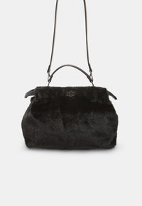 Borsa nera in pelliccia sintetica con silhouette arrotondata, dettagli in pelle, manico superiore e tracolla staccabile. Fibbia in metallo elegante.