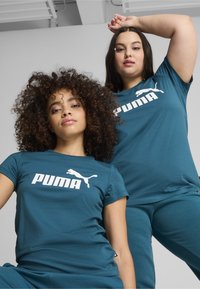 Puma ESSENTIALS LOGO RUNDHALS KURZARM - Camiseta estampada - cold green