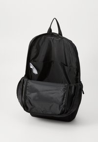 Zaino nero realizzato in un tessuto liscio e resistente. Caratterizzato da una chiusura con zip, maniglia superiore e tasca frontale per ulteriore spazio di stoccaggio.
