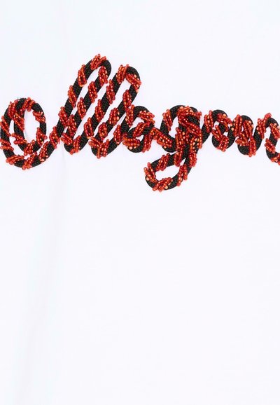 Corde noire entrelacée de petites perles rouges brillantes, torsadée en forme de spirale sur un fond blanc.