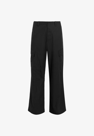 Fekete cargo nadrág, könnyű anyagból készült, laza szabással, két nagy oldalsó zsebbel és gombos záródással.
