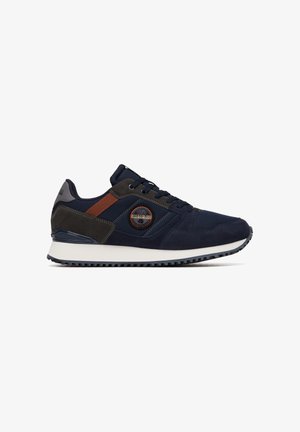 Zapatilla azul marino hecha de materiales de ante y tela, con detalles en marrón, un parche de logo redondo y una suela de goma blanca con tracción.
