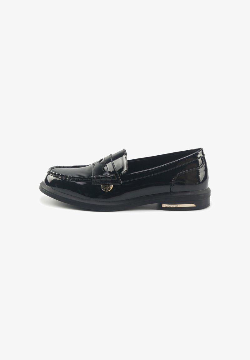 Zwarte gepatineerde leren loafers met een gestikte naad, een decoratieve band en een kleine gouden accent aan de zijkant. Plat rubberen zool.