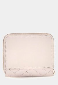 Portefeuille compact zippé en cuir rose clair, présentant un motif de losanges cousu en bas et une surface lisse et texturée.