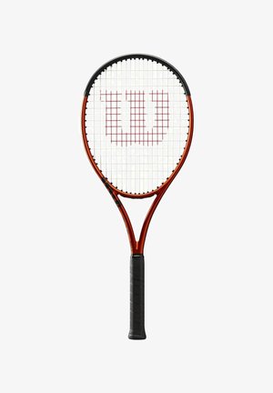 Raqueta de tenis roja y negra con el logo de Wilson en las cuerdas blancas y mango con empuñadura negra.