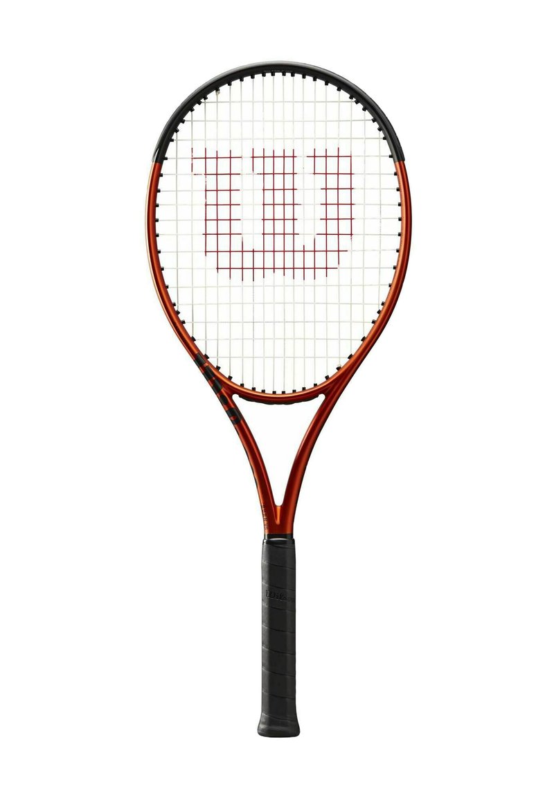 Rode en zwarte tennisracket met Wilson-logo op witte snaren en een zwarte griphendel.