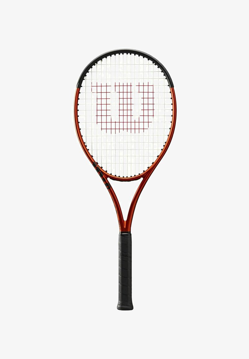 Rode en zwarte tennisracket met Wilson-logo op witte snaren en een zwarte griphendel.