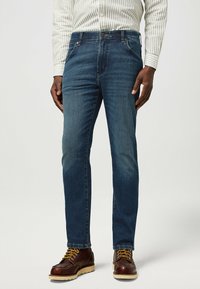 Wrangler LARSTON - Vaqueros slim fit - marine tint