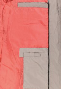 Leichte, isolierte Jacke mit einem korallenfarbenen Satin-Innenfutter und grauen Akzenten; verfügt über mehrere Taschen und eine glatte Textur.