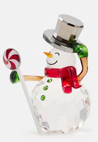 Figurina di pupazzo di neve in cristallo con un cappello a cilindro luccicante, sciarpa rossa, naso di carota arancione e una lecca-lecca. Presenta accenti verdi e dettagli sfaccettati.