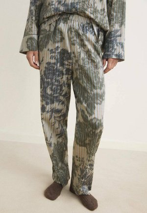 Pantalons de pyjama en coton avec un motif tie-dye vert, beige et bleu agrémenté de rayures verticales. Présente une taille élastiquée et une coupe décontractée.