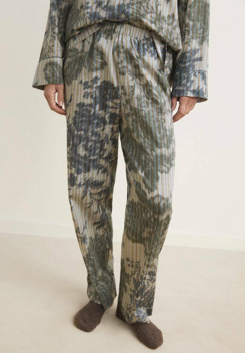Pantalones de pijama de algodón con un estampado de tie-dye en verde, beige y azul con rayas verticales. Cuenta con una cinturilla elástica y un corte holgado.