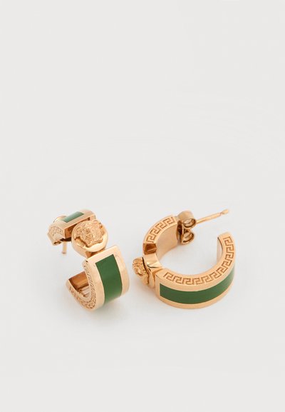 Σκουλαρίκια κρίκοι σε χρυσό τόνο με πράσινες εμαγιέ λεπτομέρειες, περίπλοκο μοτίβο ελληνικού κλειδιού και διακοσμητικά στοιχεία με κεφαλή λιονταριού.