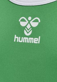 Zielona koszulka sportowa o gładkiej fakturze, z białym okrągłym dekoltem i logo z stylizowanym pszczołem oraz tekstem "hummel" poniżej.