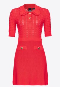 Robe rouge en tricot avec manches courtes, col à revers, détails à boutons et poches avant avec accents dorés. Motif texturé sur toute la robe.
