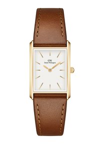 Reloj rectangular con una esfera blanca, detalles en dorado y correa de cuero marrón. Presenta marcadores de hora mínimos y una corona en el lado.
