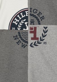 Tommy Hilfiger MONOTYPE SPLICED PRINT TEE - T-shirt con stampa - greys heather mix