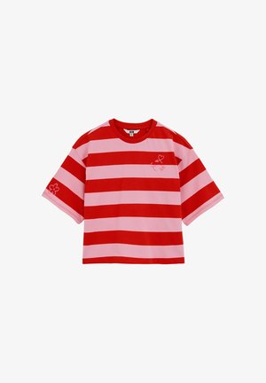 Puuvillane t-särk punaste ja roosade horisontaalsete triipudega. Omab ümarat kaelust ja lahtisi varrukaid. Kaunistatud tikitud lille ja südamega.