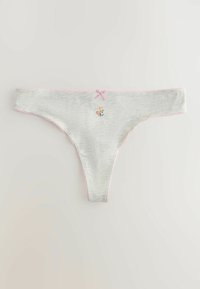 Tanga gris clair avec bordure rose, petit nœud rose à la taille et petite broderie florale centrée sur le devant.