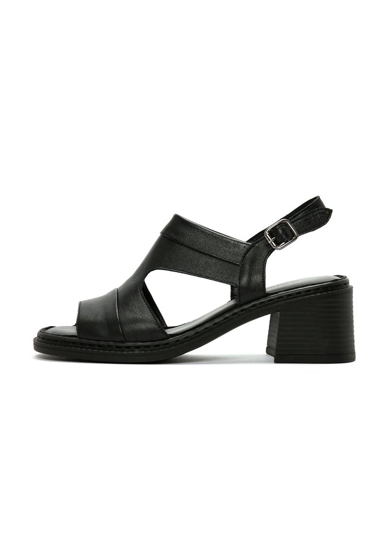 Zwarte leren sandalen met hak met uitgesneden ontwerp, verstelbare enkelband en getextureerde blokhak. Heeft een gladde afwerking en stikdetails.
