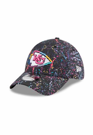 Schwarze Baseballmütze mit einem bunten Spritzmuster, gesticktem Logo der Kansas City Chiefs und einem gebogenen Schirm.