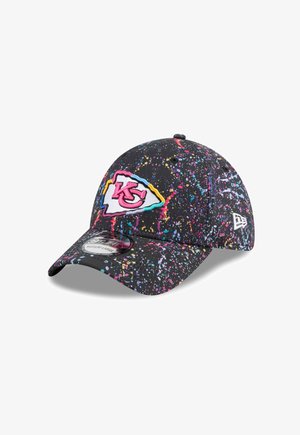 Casquette de baseball noire avec un motif éclaboussé coloré, logo brodé des Kansas City Chiefs et une visière courbée.