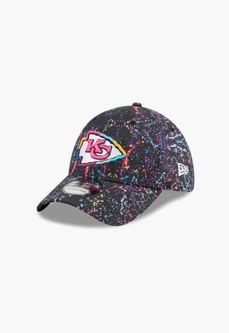 Schwarze Baseballmütze mit einem bunten Spritzmuster, gesticktem Logo der Kansas City Chiefs und einem gebogenen Schirm.