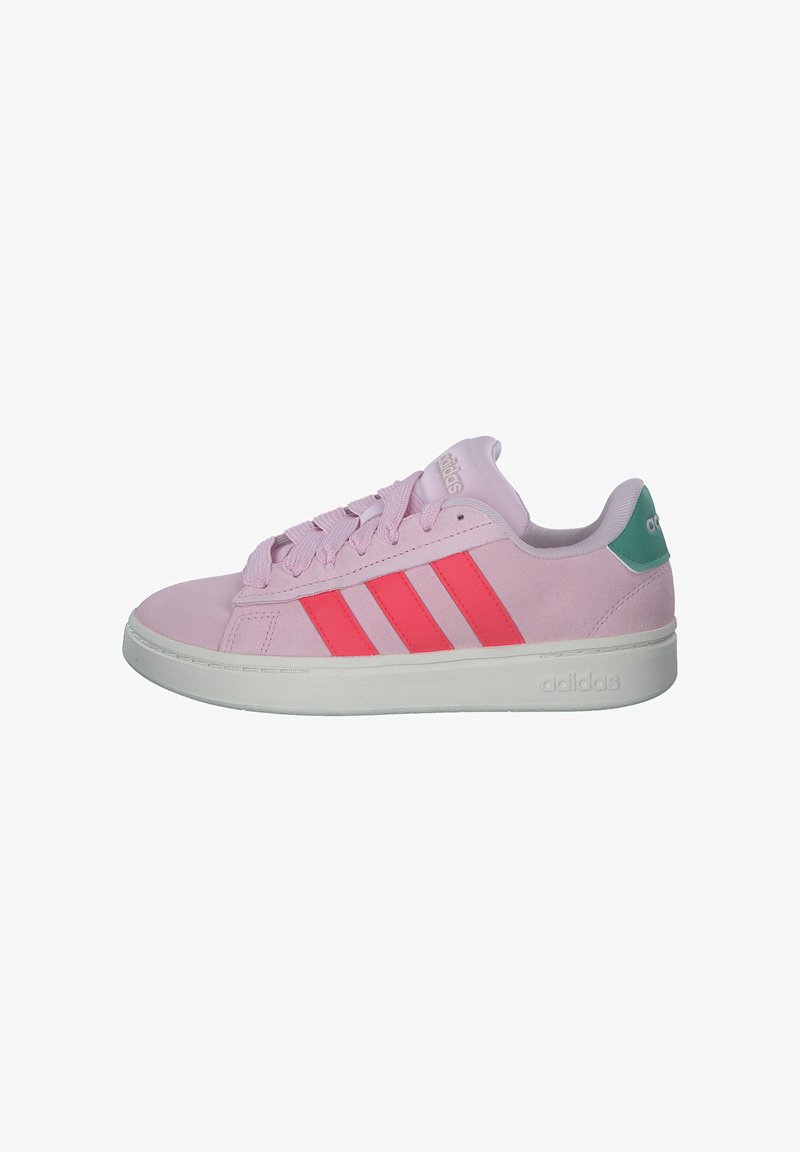 Roze suede sneaker met drie opvallende rode strepen, witte zool, groene hielaccent en bijpassende veters. Ronde neus en lage ontwerp.