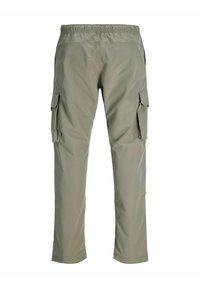 Spodnie cargo w jasnym oliwkowym kolorze, wykonane z lekkiego materiału. Posiadają elastyczną talię oraz boczne kieszenie cargo. Krój prostych nogawek.