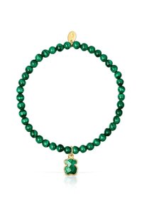 Pulsera de cuentas de malaquita verde con un charm de oso en tono dorado y diseño facetado. Textura suave con tamaños de cuentas alternados.