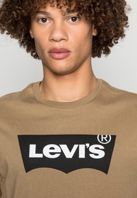 Levi's® GRAPHIC CREWNECK TEE - T-shirts med print - petrified oak