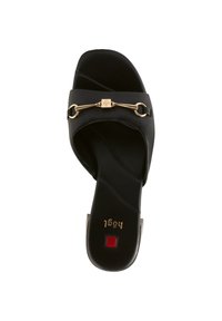 Zwarte leren slip-on sandaal met kruislings bandjes. Goudkleurige hardware accenten en een vierkant rood detail op de zool. Glad textuur.