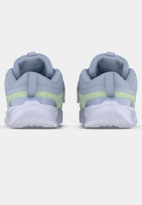 Baskets de sport bleu clair avec tige en maille, détails verts, col rembourré et semelle en caoutchouc blanc avec un motif de grip texturé.