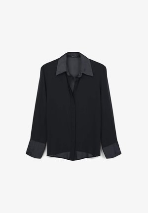 Schwarze Bluse mit langen Ärmeln, weitem Kragen und Manschetten aus glänzendem Stoff, Knopfleiste vorne, leicht durchsichtiger Material.