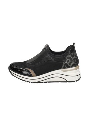 Baskets noires avec un embout brillant, panneau latéral texturé noir, accents à motifs animaliers et une semelle blanche contrastante avec des lignes courbes.
