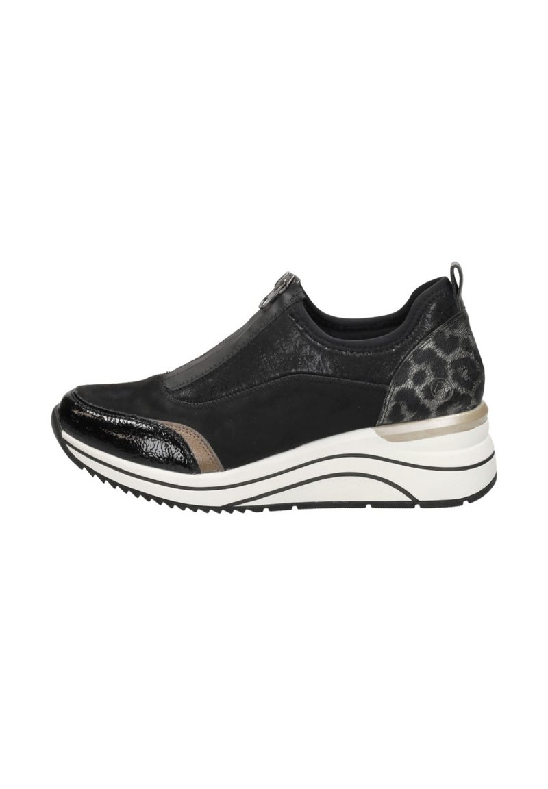 Sneaker nera con punta lucida, pannello laterale nero testurizzato, dettagli in stampa animale e suola bianca a contrasto con linee curve.