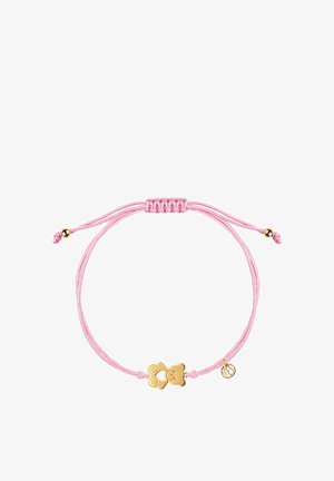Różowa bransoletka z cordu z złotym uroczym charms z wyciętym serduszkiem oraz małą złotą metką, regulowana za pomocą przesuwanych węzłów.