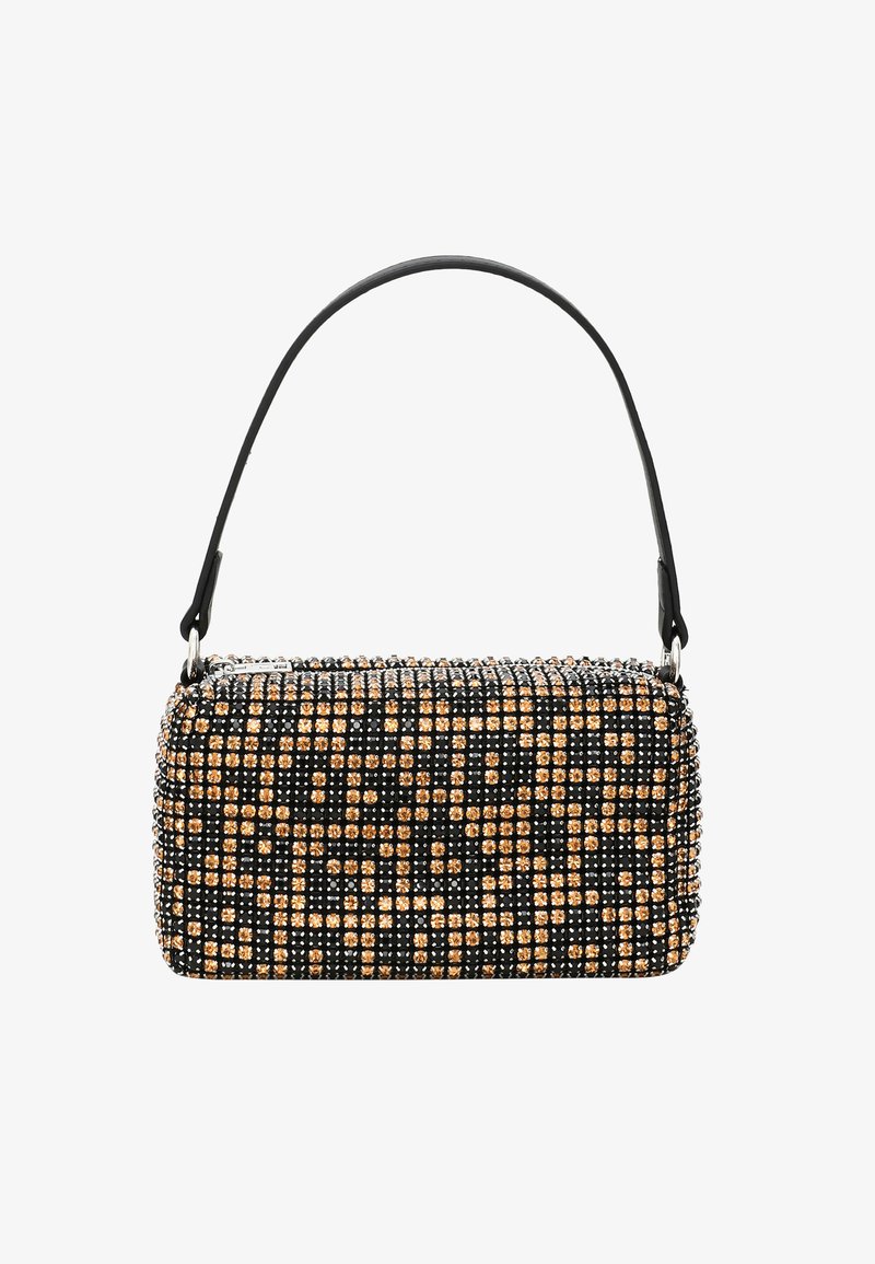Borsa a forma rettangolare nera ricoperta di borchie metalliche oro e argento, con un manico nero singolo, texture liscia e motivo geometrico.