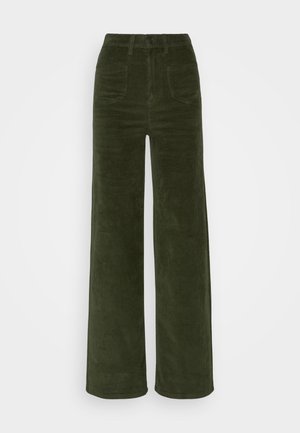 Pantalones de pana de pierna ancha en verde oscuro. Cuenta con dos bolsillos frontales, un cierre frontal con botón y una tela suave y texturizada.