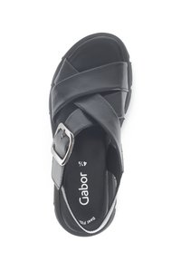 Sandalo in pelle nera con ampietti incrociati, una fibbia argentata, suola piatta e soletta imbottita, contrassegnato con "Gabor" e "Best Fit."