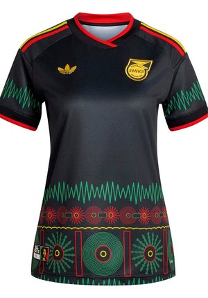 Μαύρη φανέλα της Ομοσπονδίας Ποδοσφαίρου της Τζαμάικας με κόκκινες, κίτρινες και πράσινες λεπτομέρειες, που παρουσιάζει γεωμετρικά και κυκλικά μοτίβα και το λογότυπο της Adidas στο στήθος.