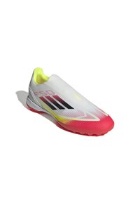 Weißer Sportschuh mit einem Slip-On-Design, ausgestattet mit einer pinkfarbenen Verlaufsohle, gelbem Innenfutter und schwarzen gestreiften Akzenten im Obermaterial.