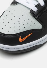 Nike Sportswear NIKE DUNK LOW UNISEX - Tenisice - black/med ash/light silver/bright mandarin/summit white/white