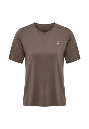 Bruine T-shirt met korte mouwen en ronde hals met een klein dubbel chevron-logo op de linkerborst tegen een witte achtergrond.
