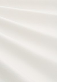 Weißer Stoff mit glatter Textur, der sanfte Falten und einen leichten Glanz aufweist und auf ein leichtes Material hinweist, das sich für Bekleidung oder Polsterungen eignet.