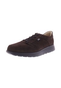 Brown suede sneaker met een ronde neus, platte zwarte rubberen zool, gevoerde kraag en bijpassende veters. Heeft subtiele stiksels.