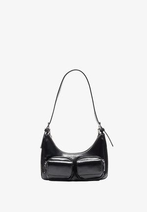 Czarna skórzana torba na ramię o krzywych kształcie, z dwiema przednimi kieszeniami na zamek, krótkim paskiem i subtelnymi detalami przeszycia.